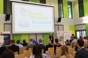 uczestnicy startup weekend w Technoparku Pomerania wysłuchujący słowa wstępu od mentorów